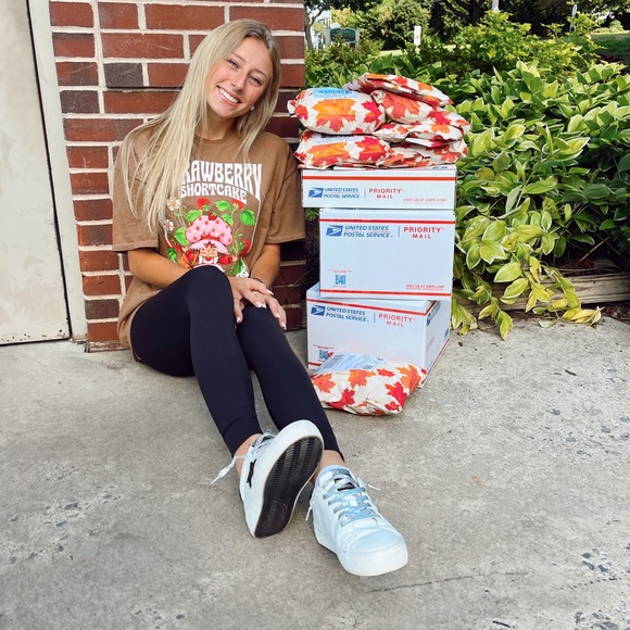 Hi! welcome to my closet✨🪩🫶🏼 - Picture 6 of 6